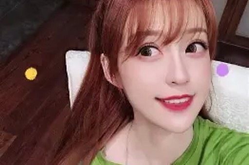 IU与边佑锡在《完美王冠》片场练习华尔兹与吻戏的趣味花絮！